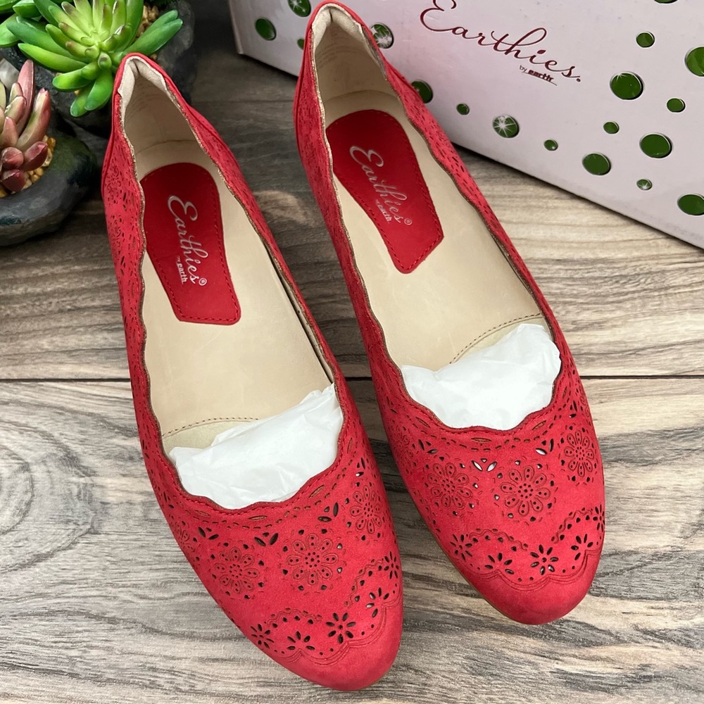 ❌SOLD❌NIB Earthies Lindi Floral Laser Cut Scalloped Leather Ballet Flats 7B - Picture 2 of 12
